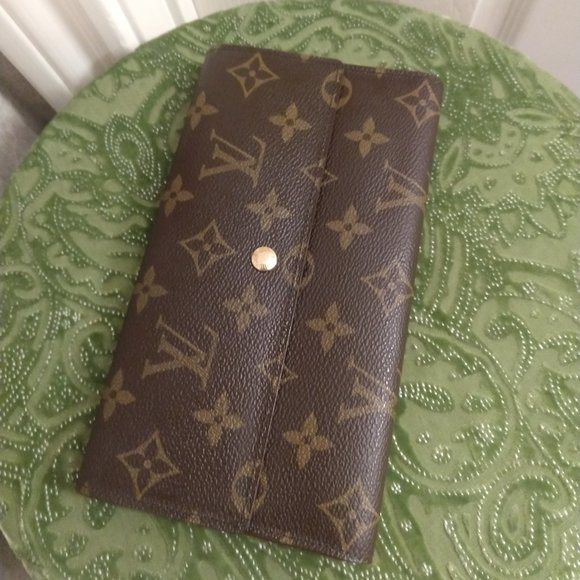 Louis Vuitton Monogram International Wallet - Picture 3 of 14